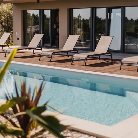 Amorella With Pool And 4 Bedrooms In Porec *