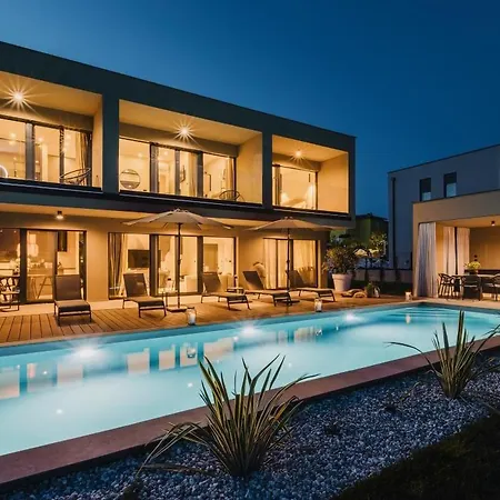 Villa Amorella With Pool And 4 Bedrooms In Porec